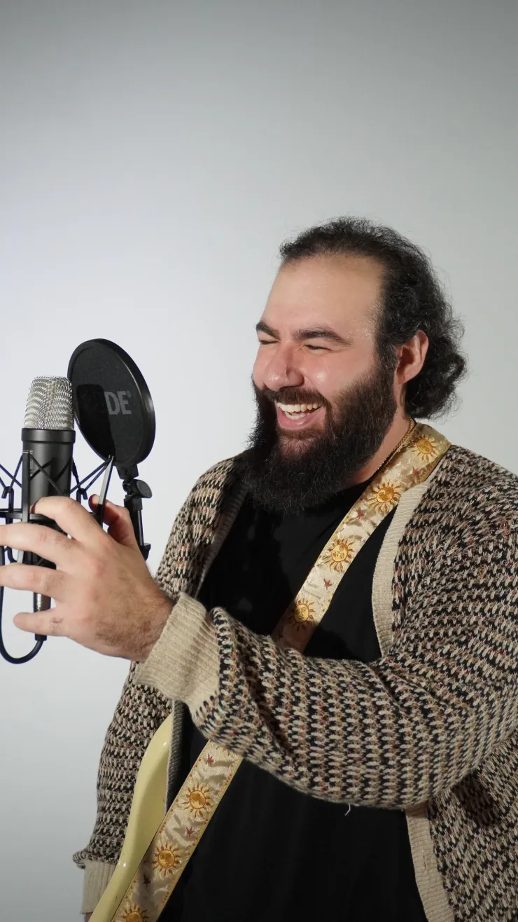 Nick Georghiou performing with Geomousik